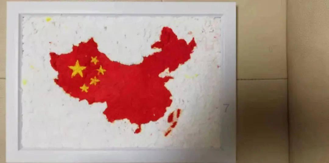 老人乘坐扶梯时不慎摔倒,拼尽全力用身体死死撑住老人的小姐姐,获见义勇为奖励